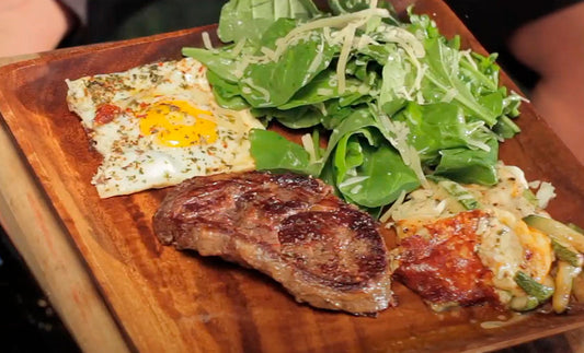 Bife de Chorizo con Verduras y Provoleta a La Planchetta